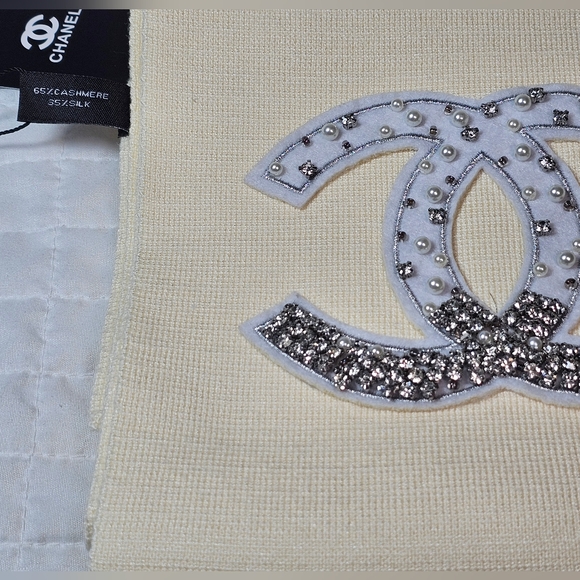 CHANEL Cashmere And Silk Cream Knit Scarf with Pearl Logo Embellishments NWT - Picture 10 of 10